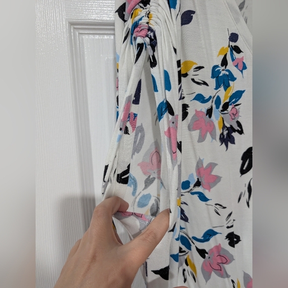 Lane Bryant White Floral V-Neck Sleeveless Top in Size 18/20 (2X) - Picture 4 of 8